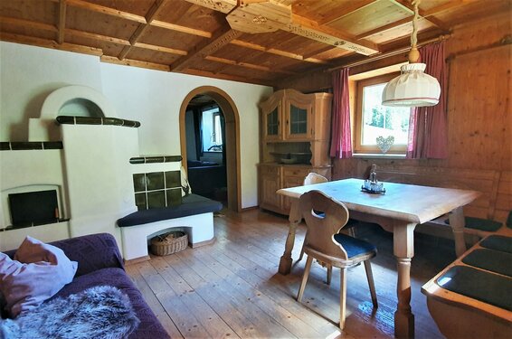 Naturlodge Stube mit Kachelofen